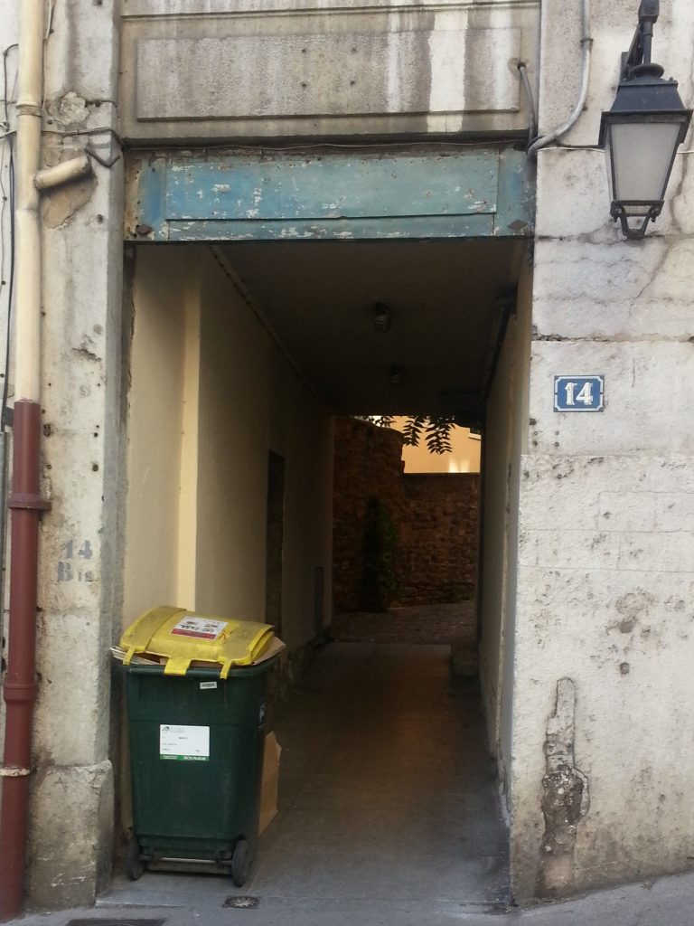 Alternative traboule entrance